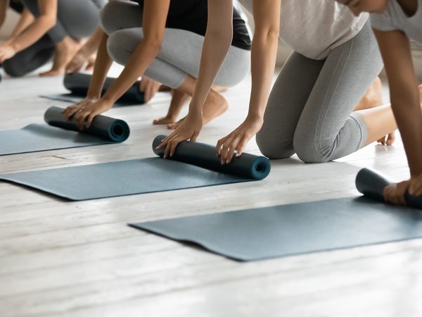 Yogagruppe im herabschauenden Hund