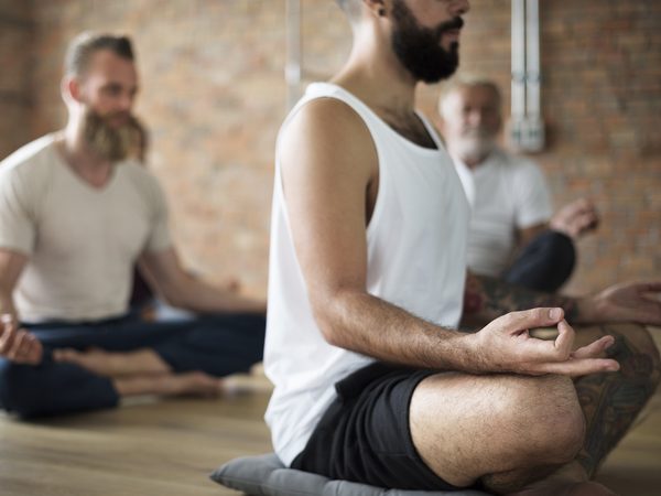 Zwei Männer beim Yoga im Sitzen