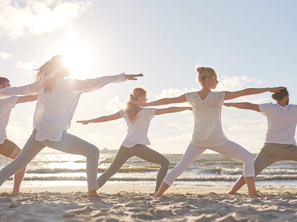 Yogagruppe im Morgenlicht